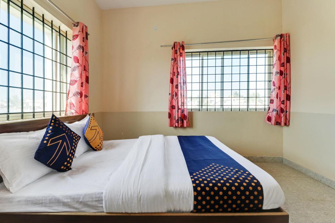 Spot On 76940 Sri Annapoorneshwari Residency Boarding & Lodging 호텔 하산 외부 사진