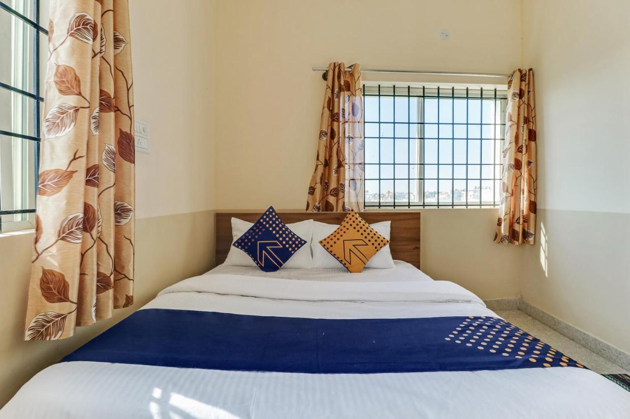Spot On 76940 Sri Annapoorneshwari Residency Boarding & Lodging 호텔 하산 외부 사진