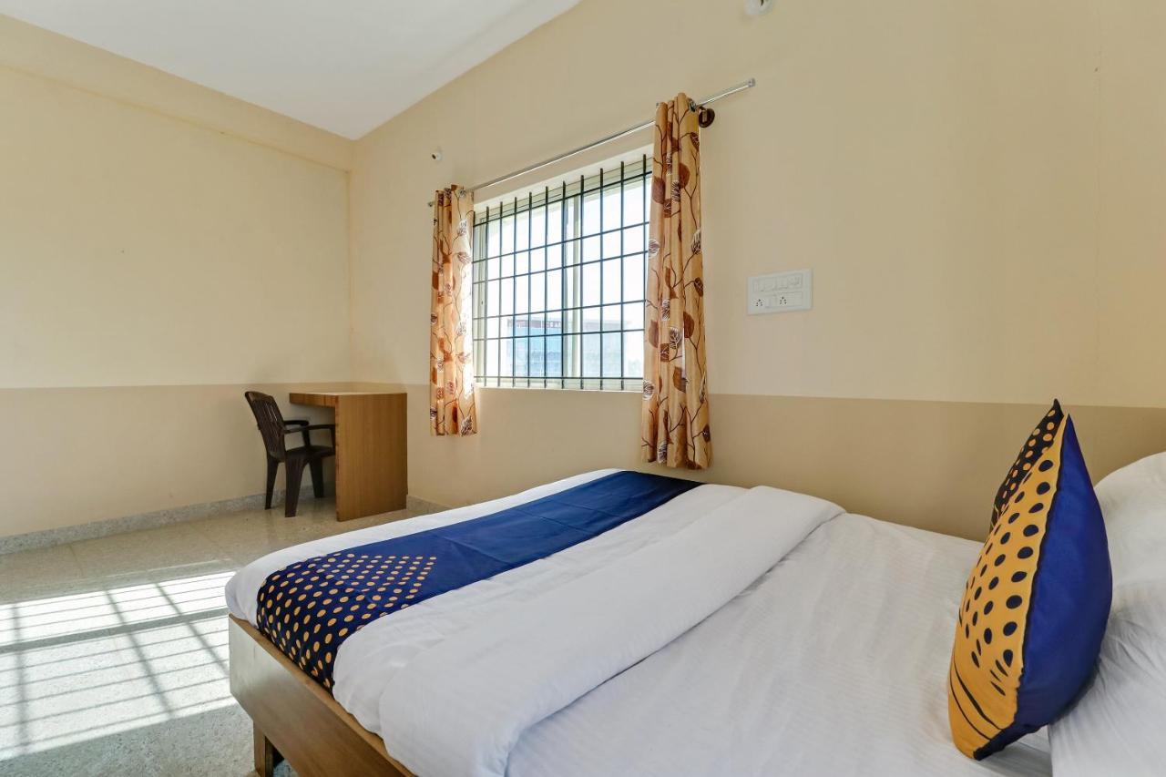 Spot On 76940 Sri Annapoorneshwari Residency Boarding & Lodging 호텔 하산 외부 사진